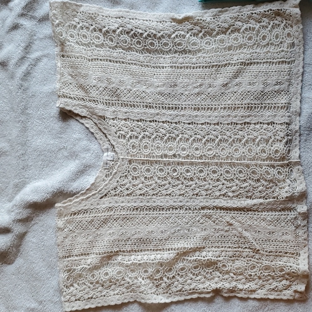 Simple crochet top in Ecru by Coco & Jameson in EUC Size Medium no snags